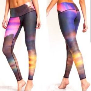 Teeki Eco-Conscious Sunset Cloud Hot Pants Yoga Leggings Activewear, Size Medium